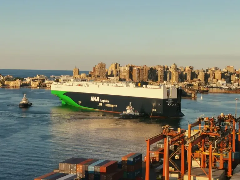 أكبر ميناء في العالم يستقبل ناقلة سيارات عملاقة في الإسكندرية