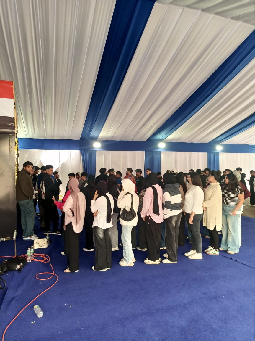 إقبال كبير من البنات على لجنة مدرسة مصطفى يسري في