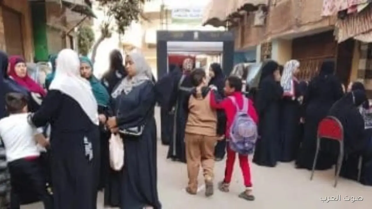 إقبال كبير من السيدات في لجان الوراق خلال اليوم الثاني
