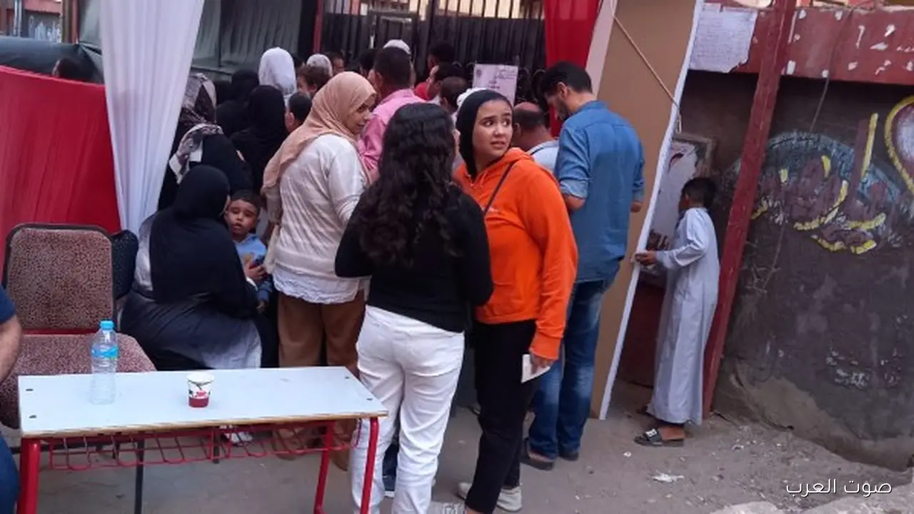 إقبال متوسط من الناس على مدرسة 6 أكتوبر الابتدائية في