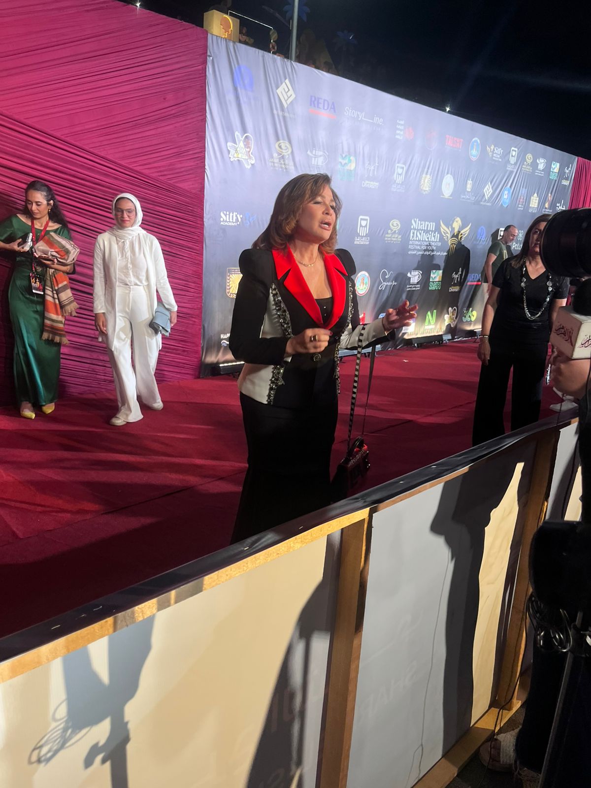 إلهام شاهين بتلمع بألوان علم مصر وصابرين بالأسود في ختام