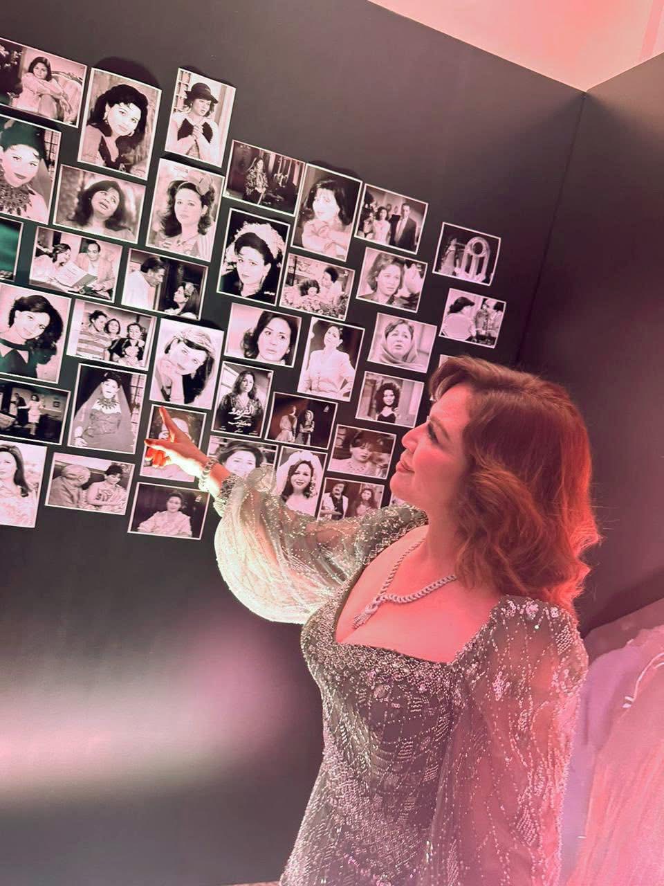 إلهام شاهين تحتفل بمعرض لصور شغلها بعد 45 سنة فن