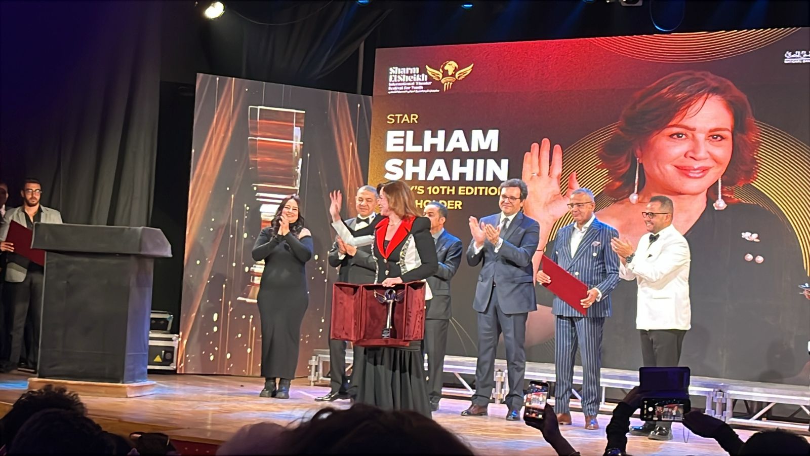 إلهام شاهين دموعها مش قادرة تتحكم فيها في ختام مهرجان