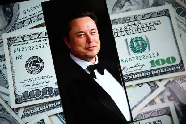 إيلون ماسك بيحاول يكسر الرقم القياسي هل هيبقى أول تريليونير