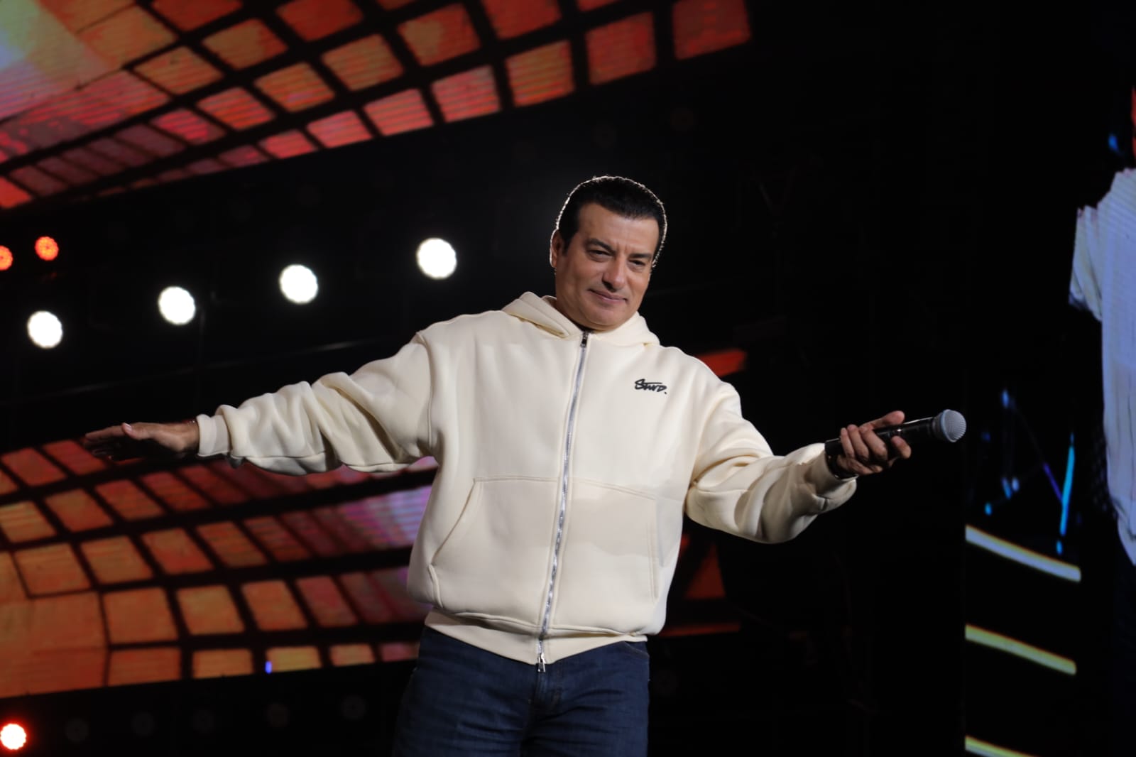 إيهاب توفيق يحيي حفلة ممتلئة بالجمهور في مدينتي صور