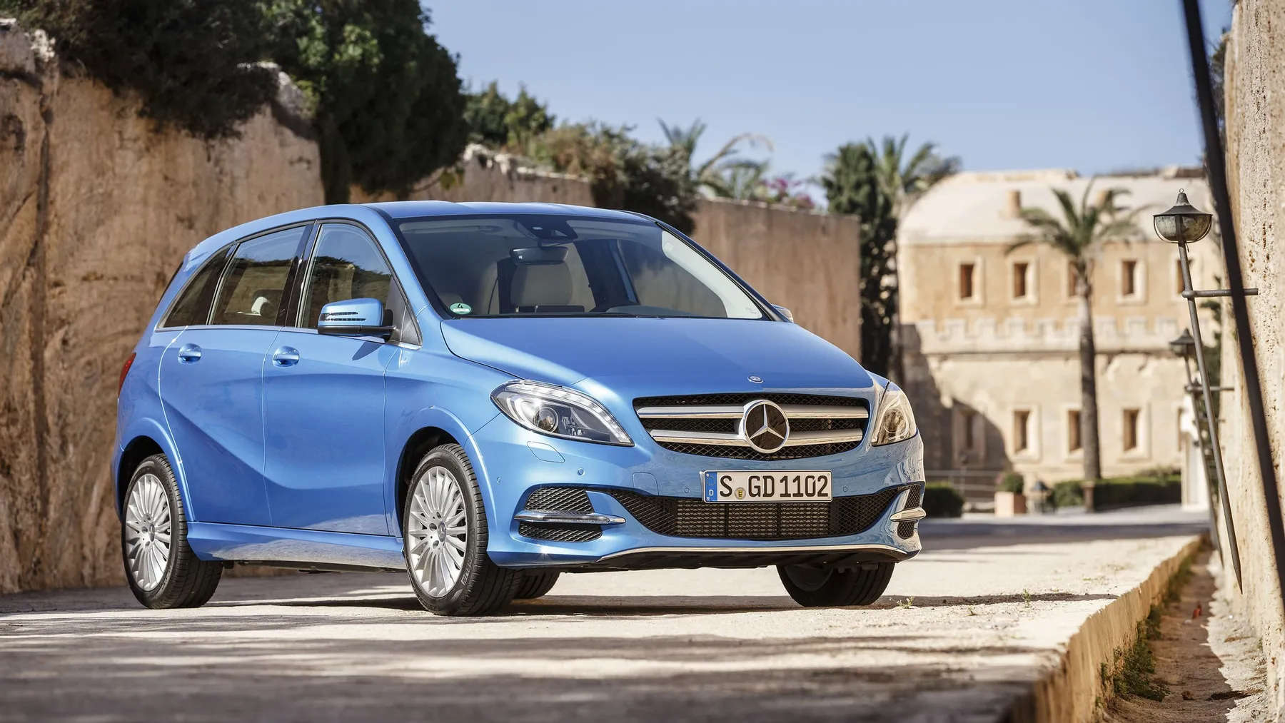 اشترِ مرسيدس B180 بسعر 800 ألف جنيه