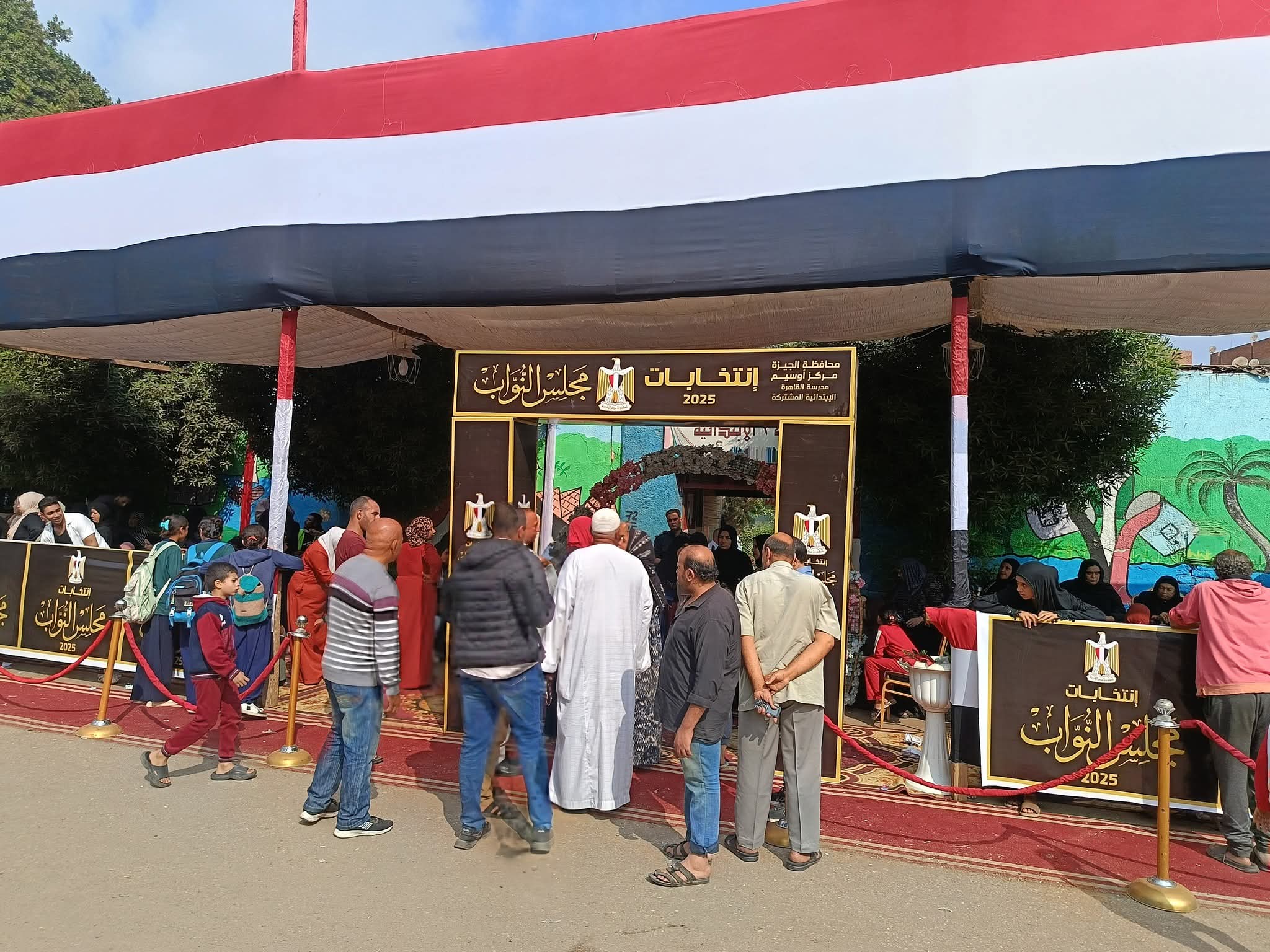 الأغاني الوطنية ترفع حماس الناخبين في منشأة القناطر