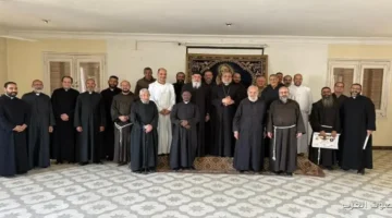 الأنبا عمانوئيل يجتمع مع كهنة الإيبارشية في اللقاء الدوري