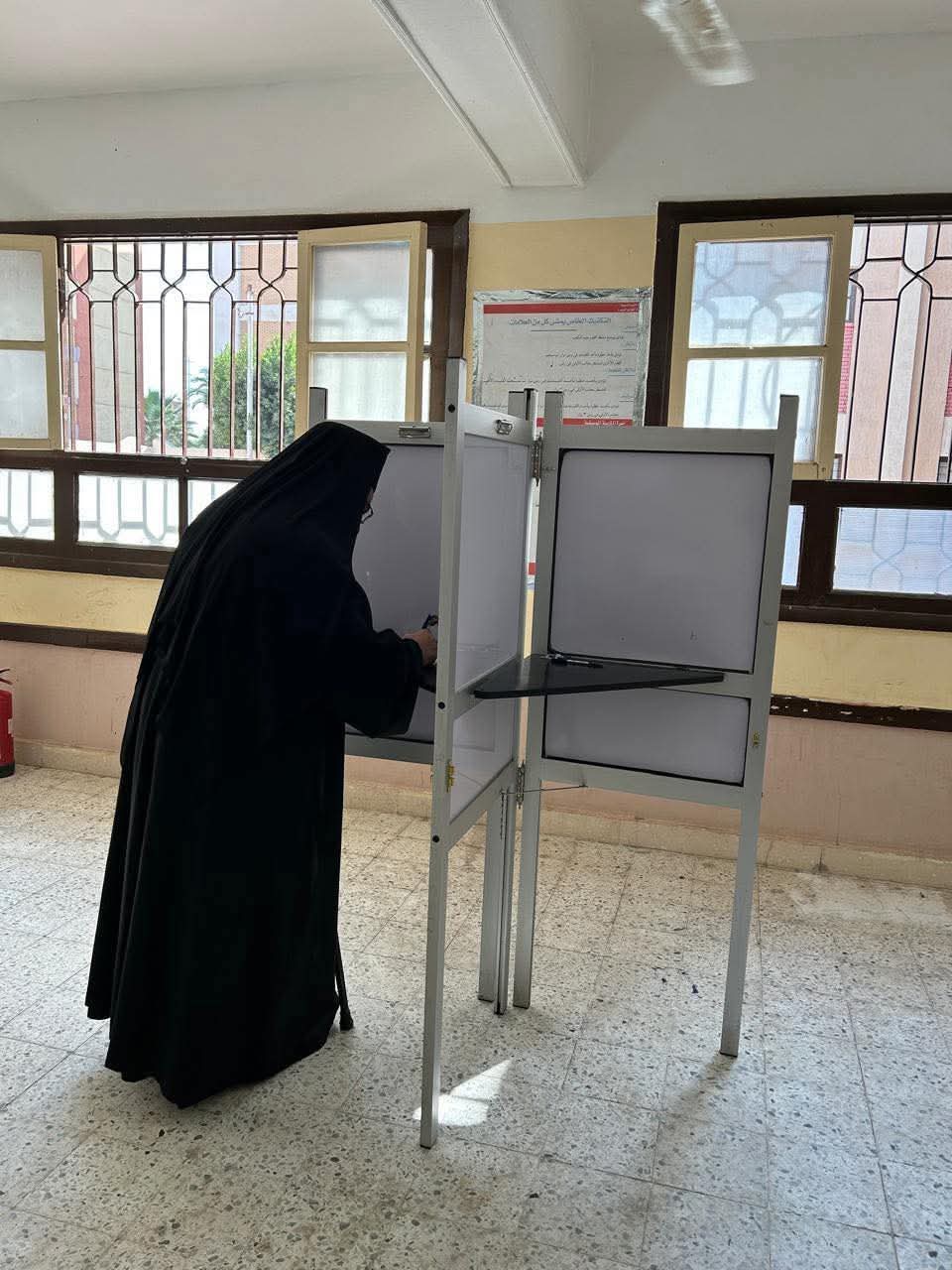 الأنبا عمانوئيل أثناء الإدلاء بصوته