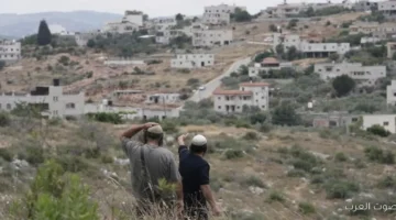 الاحتلال يدخل بلدة بيت أمر شمال الخليل ويعتقل عدد كبير