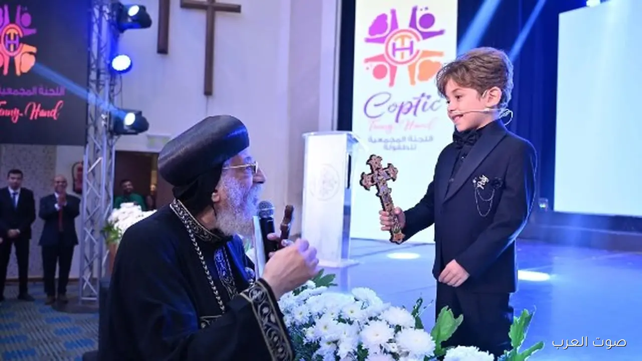 البابا تواضروس يهدي صليب يده للطفل بوليكاربوس في لحظة أبوية