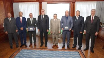 البترول وقناة السويس يوقعوا اتفاق لإنشاء محطة لتموين وإسالة الغاز