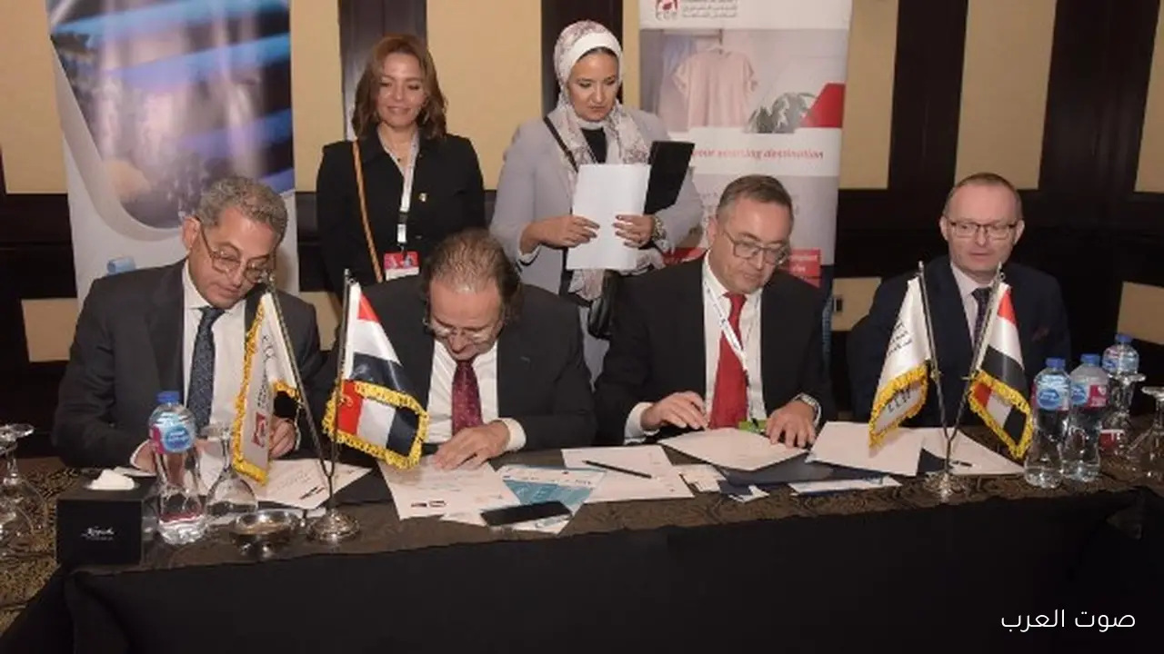 التصديري للملابس يوقع اتفاق مع الجمعية التشيكية لتعزيز التعاون في