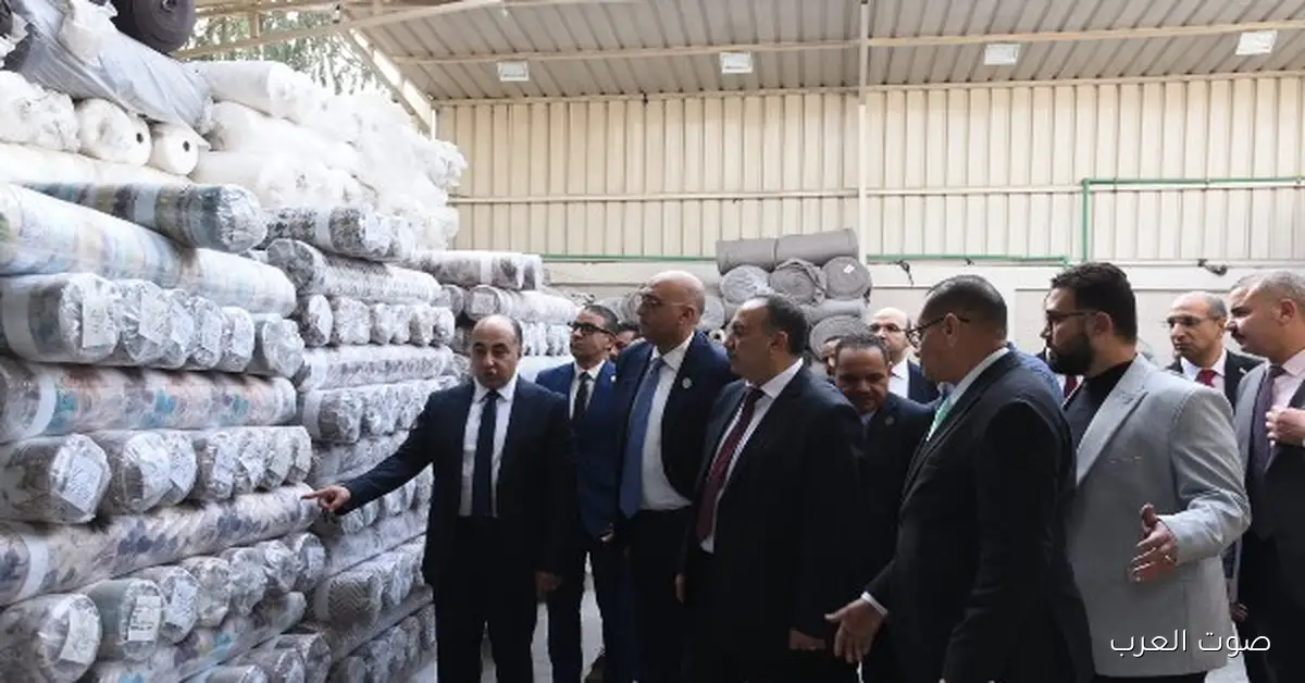 الرئيس التنفيذي لجهاز تنمية المشروعات ومحافظ أسيوط يتجولوا في مصانع الشباب