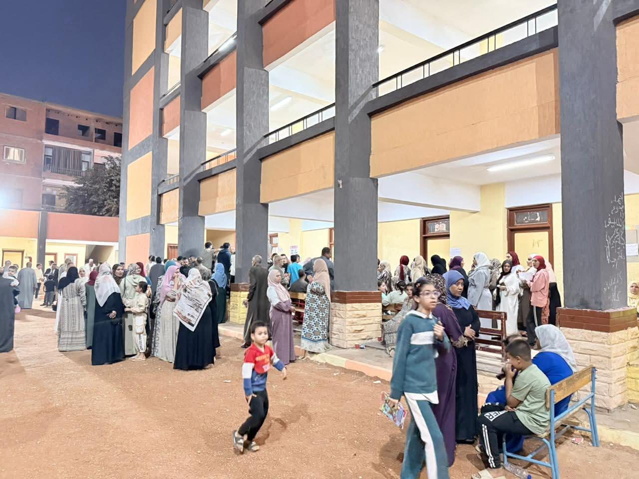 الستات في المقدمة في الانتخابات بمدرسة أتريس في منشأة القناطر