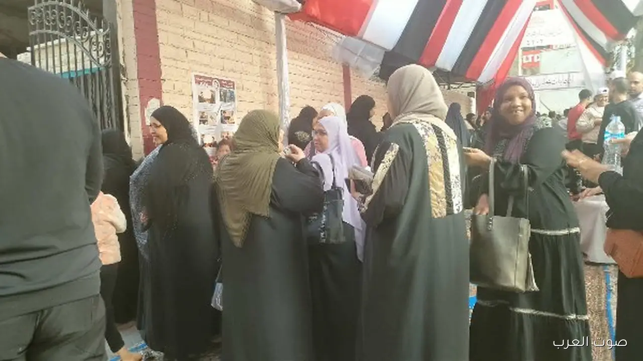 السيدات في الصدارة زحمة كبيرة في لجان مدرسة الجيزة القومية