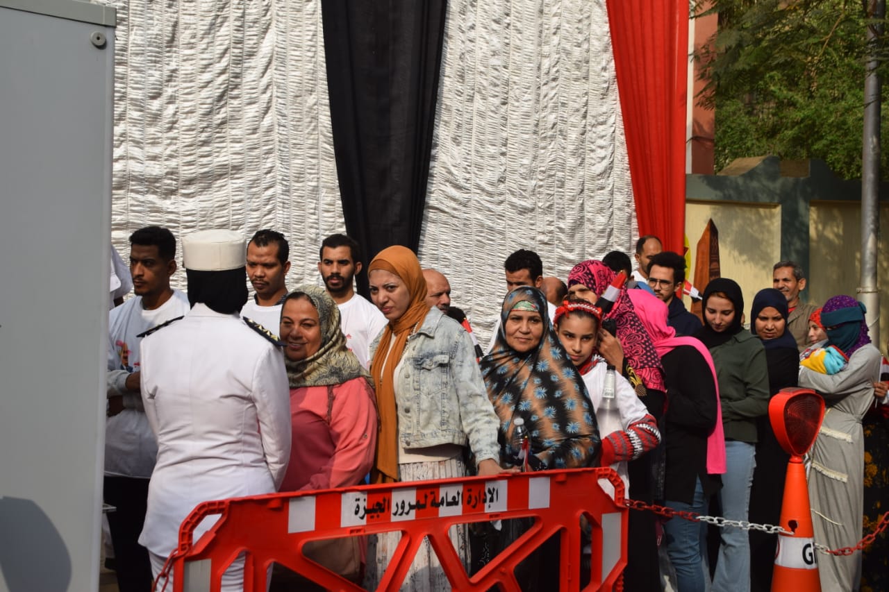 السيدات والشباب يتوافدون بكثافة على لجان العمرانية بالأعلام والأغاني الوطنية