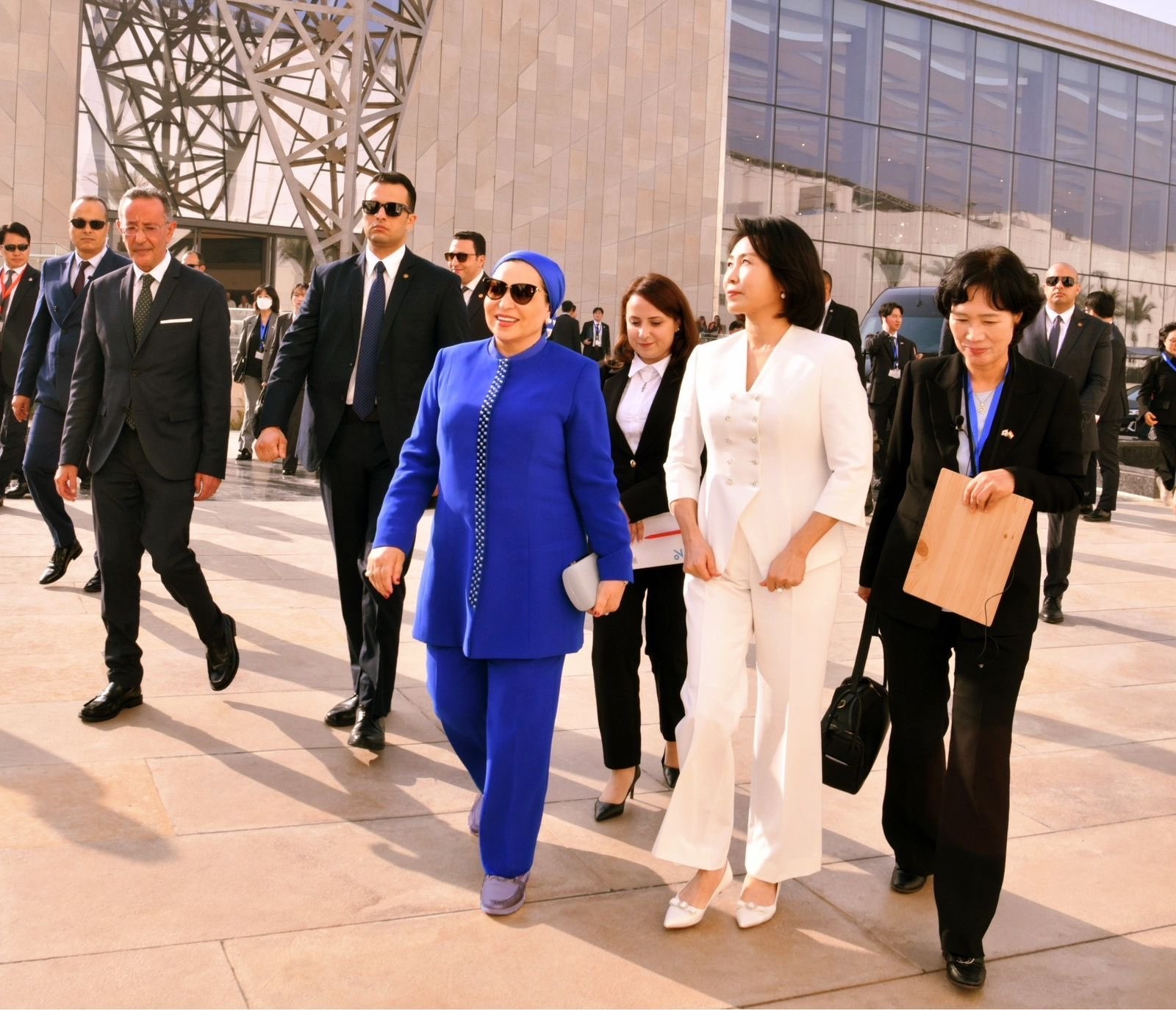 السيدة انتصار السيسي مع السيدة كيم هي-كيونج