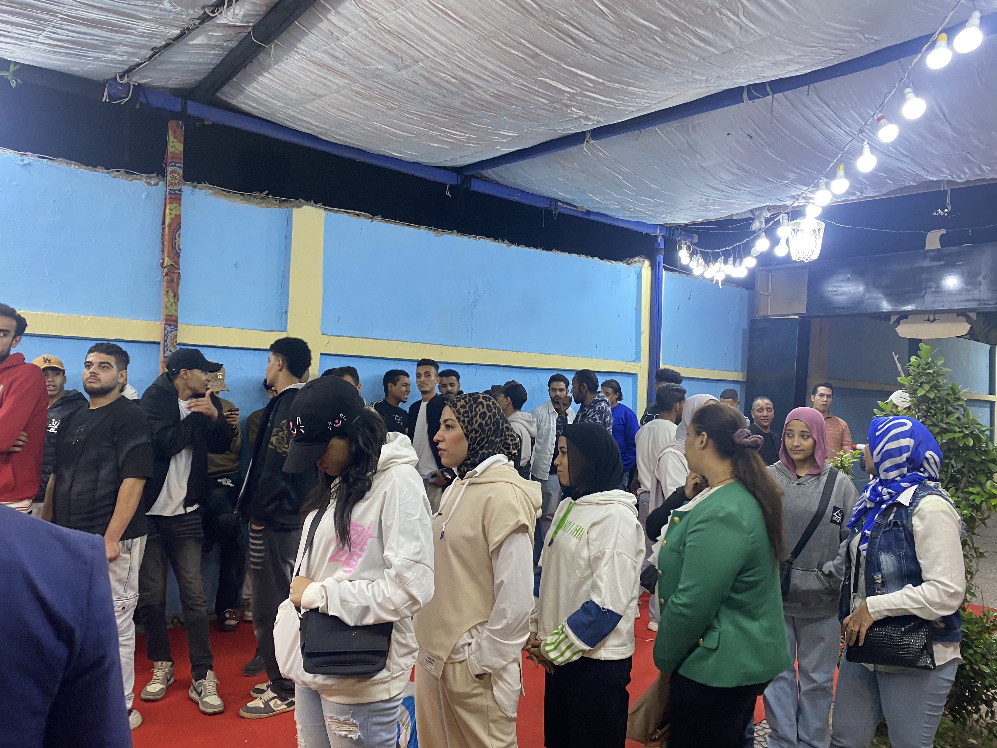 الشباب هم المفتاح الناخبين بيتوافدوا للإدلاء بأصواتهم في مدارس مصر