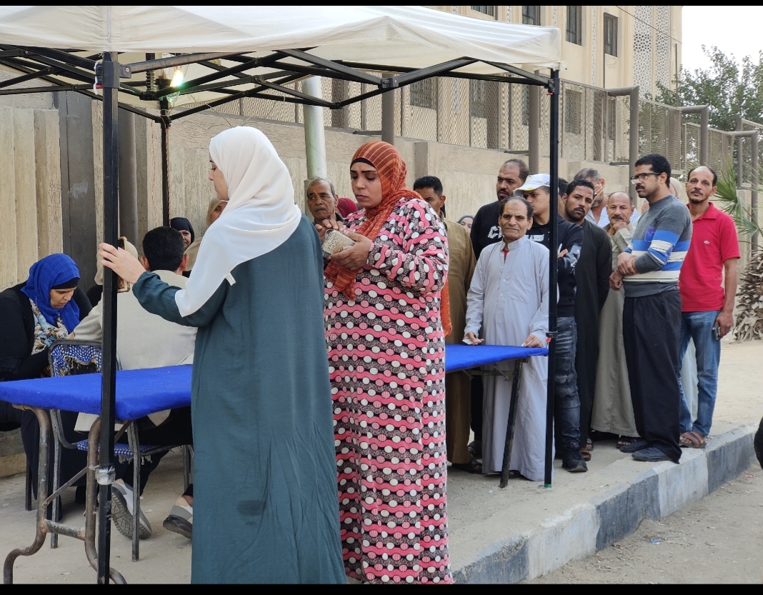 الشباب والبنات مستمرين في الزحمة إقبال كبير في لجنة الملك