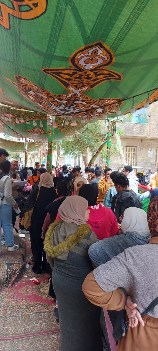 الشباب والستات في شبرا بيقبلوا بقوة على المشاركة في العرس