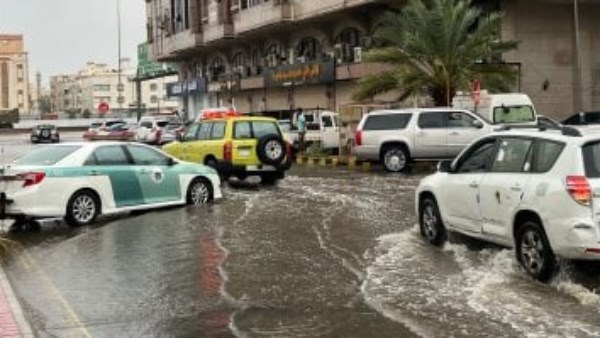 أمطار غزيرة ورياح شديدة تضرب شوارع جدة