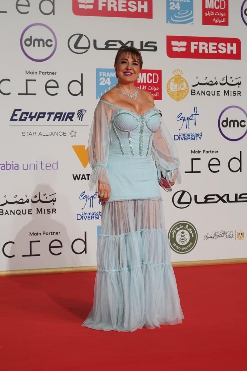 الفنانين بدأوا يتوافدوا على السجادة الحمراء لختام مهرجان القاهرة السينمائي