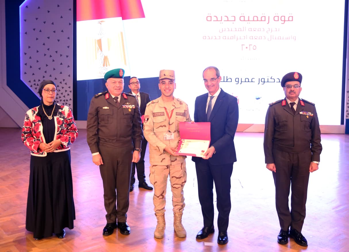 القوات المسلحة ووزارة الاتصالات يحتفلوا بتخرج أول دفعة من برنامج ICC للمجندين في التعهيد 3 القوات المسلحة ووزارة الاتصالات يحتفلوا بتخرج أول دفعة من برنامج