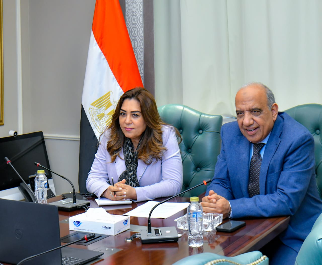 الكهرباء والبيئة بيتكلموا عن التعاون في الطاقات المتجددة والموارد الطبيعية