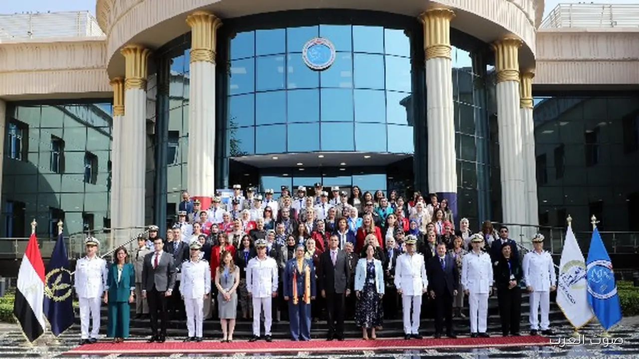 المستشارة أمل عمار تحضر ندوة عن تمكين المرأة في المناصب القيادية 27 المستشارة أمل عمار تحضر ندوة عن تمكين المرأة في المناصب