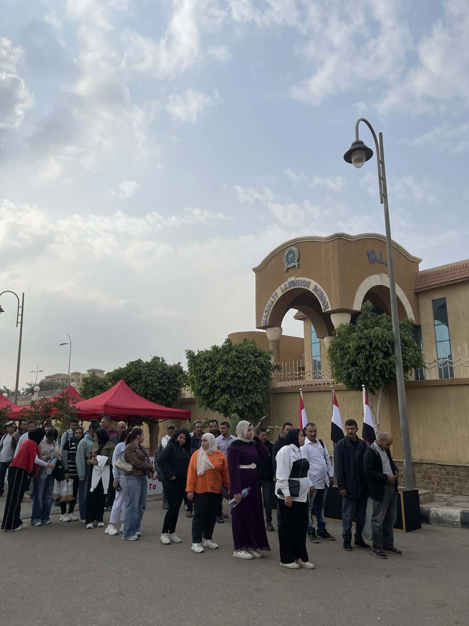 الناس بتتجمع على لجنة مدرسة مدينتي في اليوم التاني من
