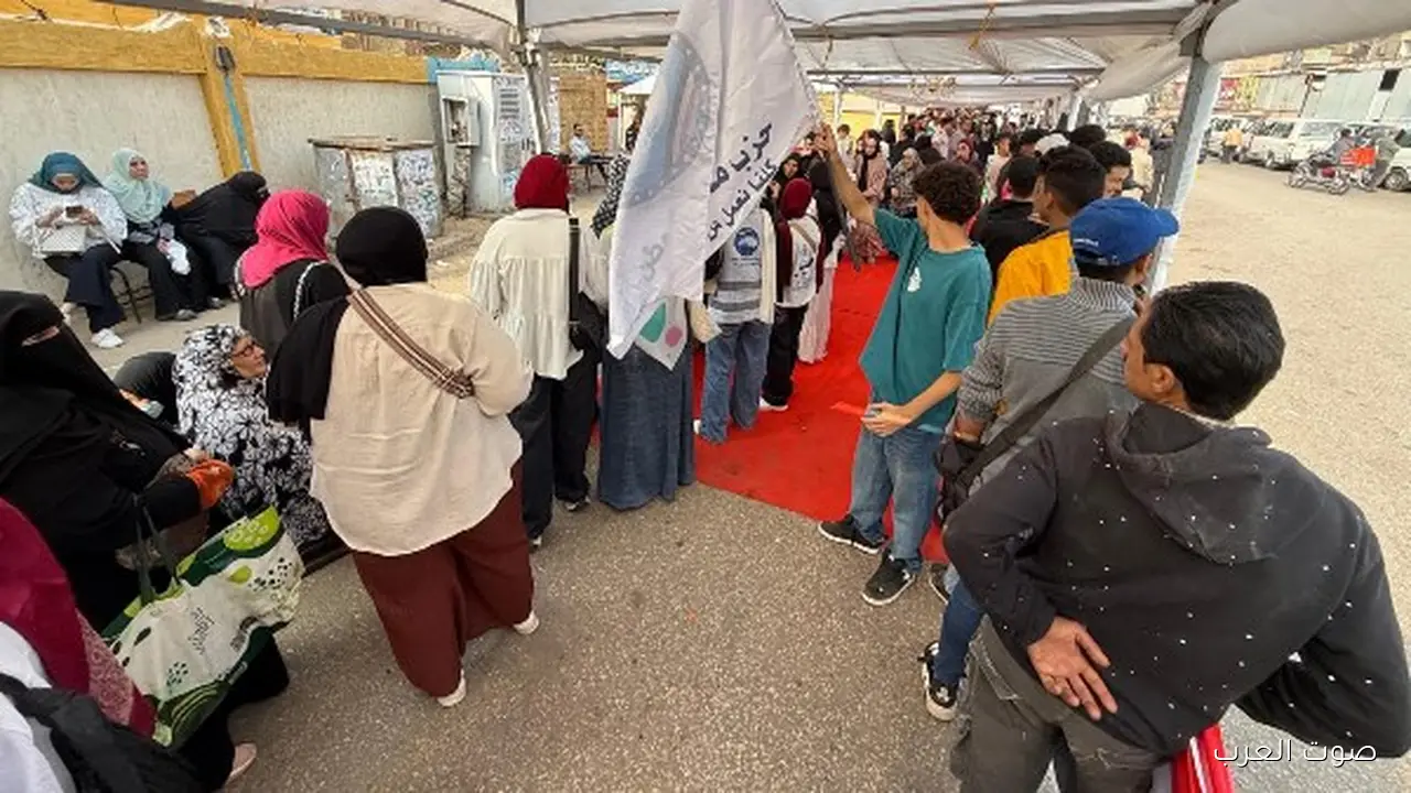 الناس بتتجمع قدام لجنة مدرسة الوراق الثانوية بنات وسط تأمين