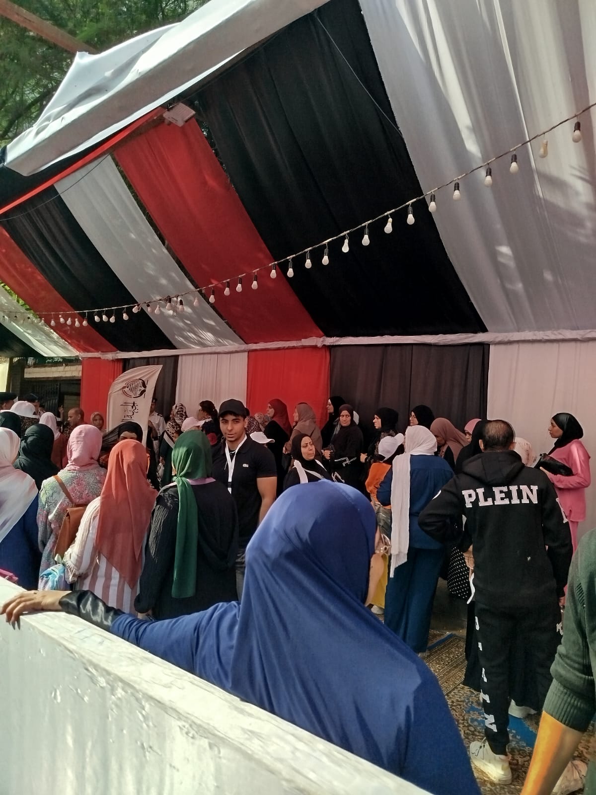 الناس بتتوافد على لجنة مدرسة الفاروق عمر في اليوم الثاني