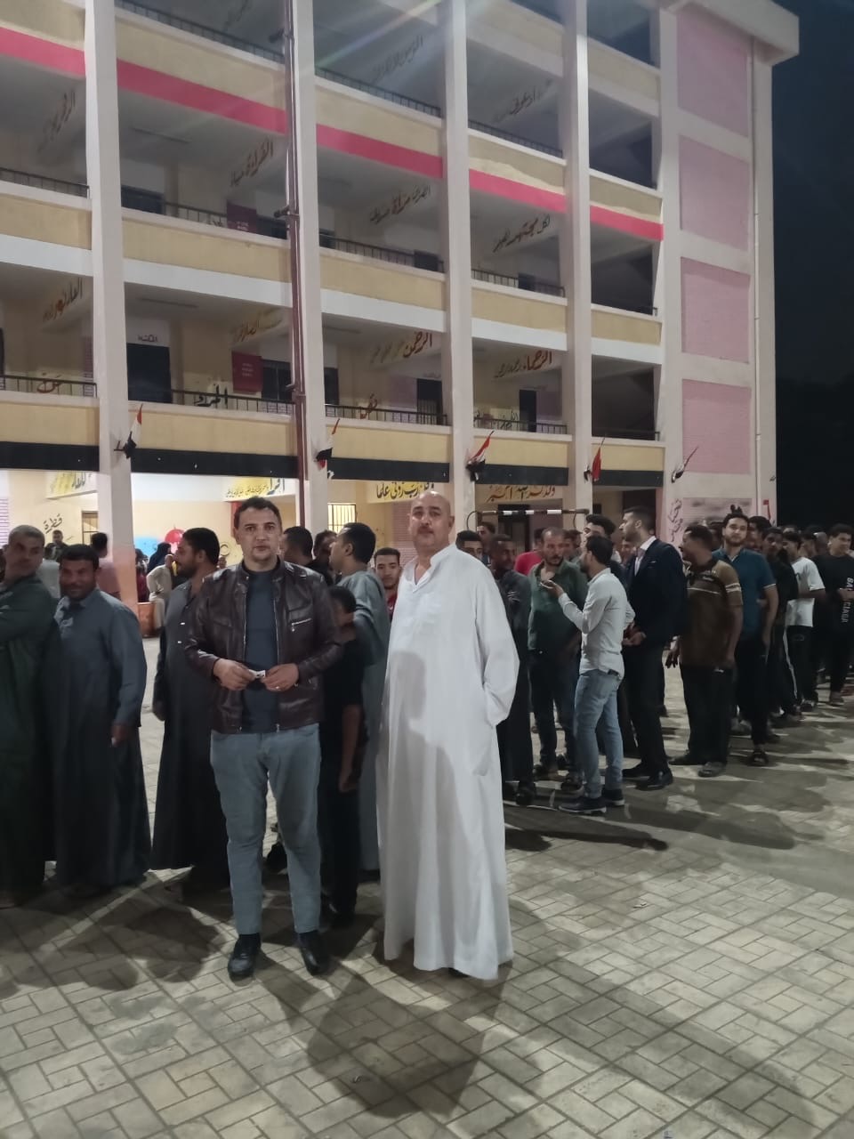 الناس متجمهرة بالمئات في مدرسة المنوات الإعدادية بأبو النمرس صور