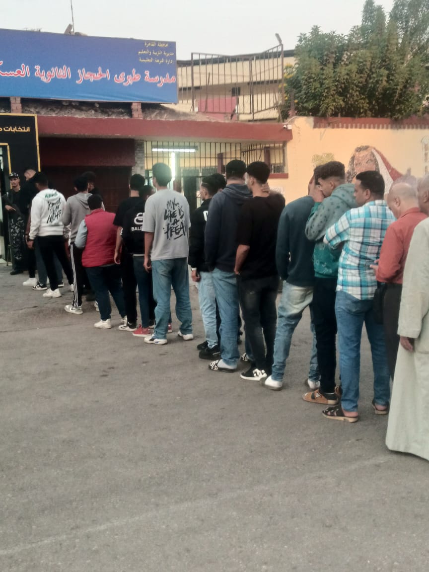 الناس متجهين بكثرة للجنة مدرسة طبري الحجاز الثانوية العسكرية في مصر الجديدة 3 الناس متجهين بكثرة للجنة مدرسة طبري الحجاز الثانوية العسكرية في