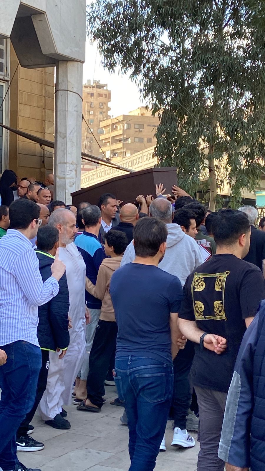 الناس مش مصدقة نجوم الزمالك وكرة مصر يحضروا جنازة محمد