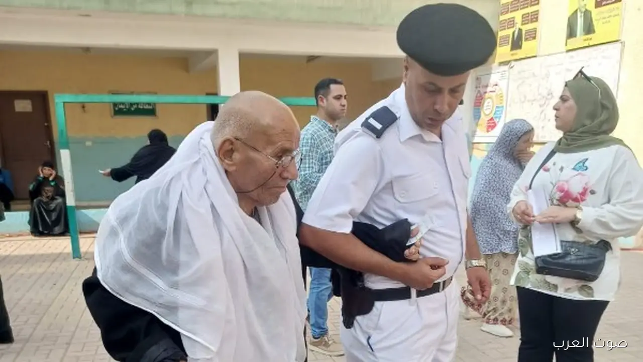 انتخابات مجلس النواب 2025 رجال الشرطة بيعاونوا الكبار في الجيزة