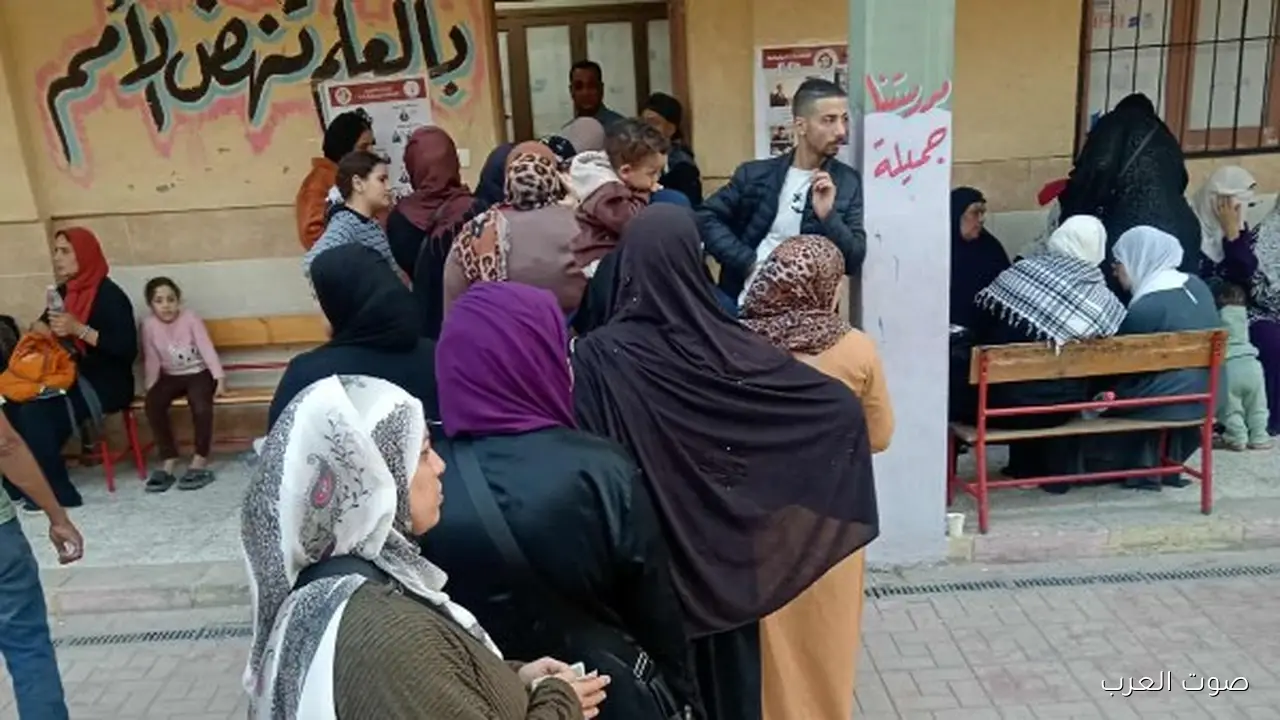 انتخابات مجلس النواب 2025 كبار السن بيتوجهوا للتصويت في مدرسة