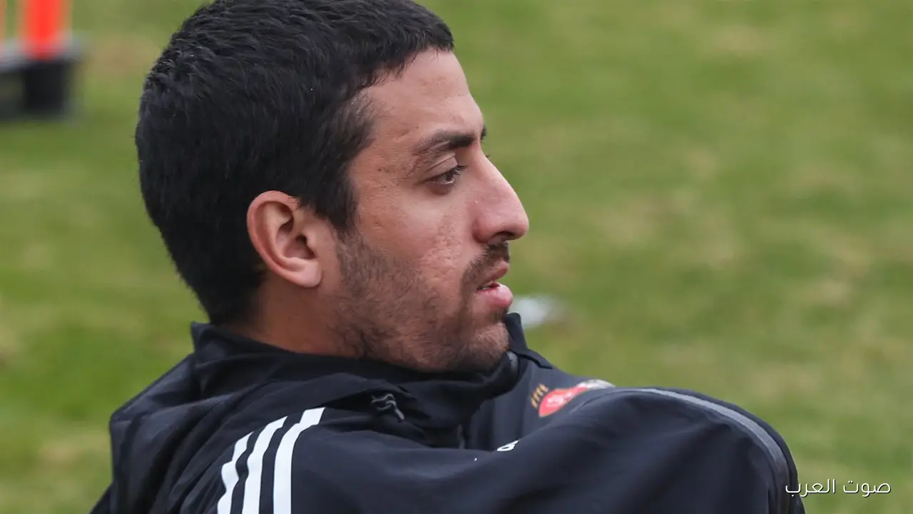 انضباط تكتيكي نجم الأهلي السابق يشيد بطاهر محمد طاهر