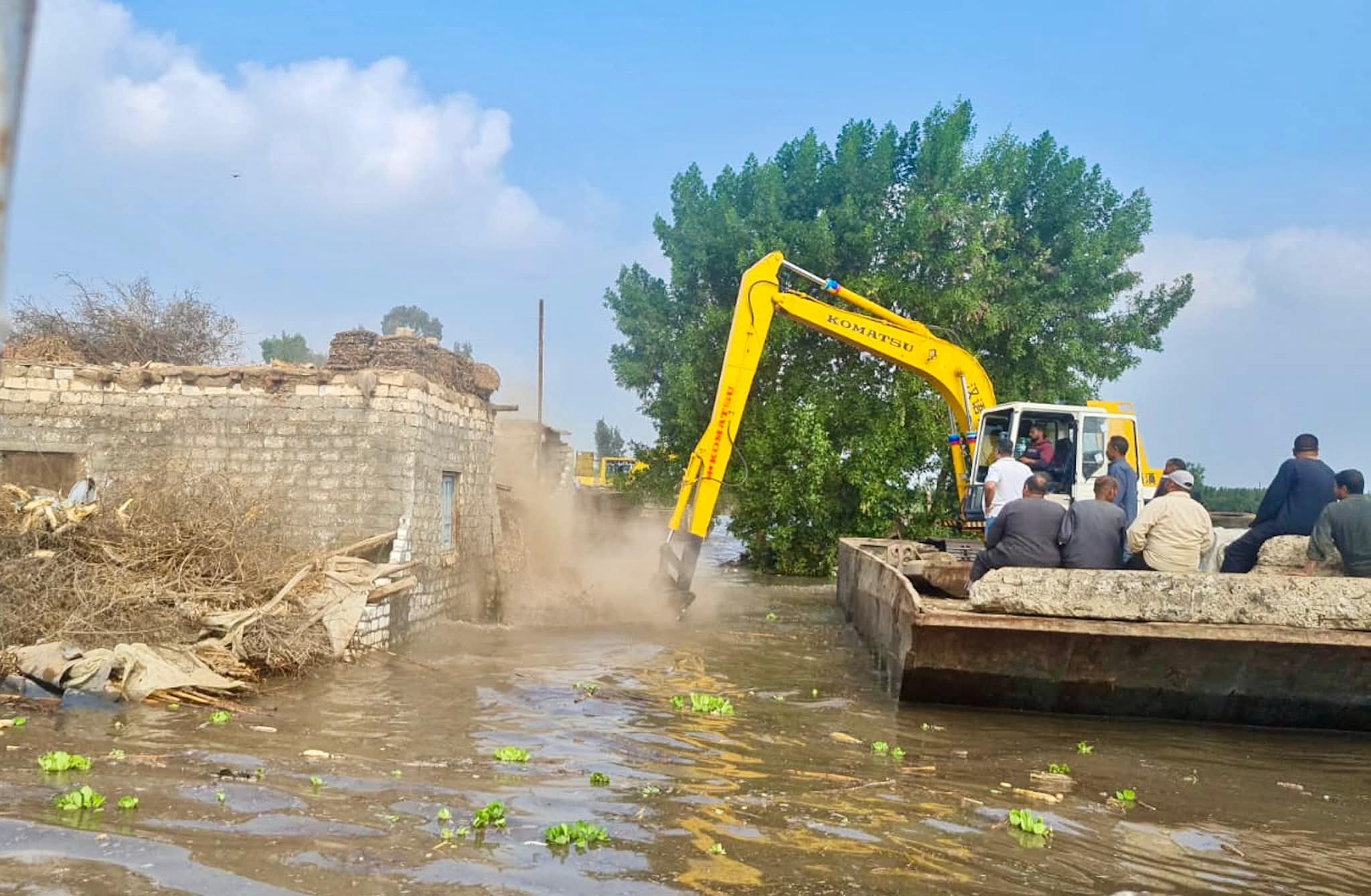 بدء تنفيذ مشروع ضبط النيل في فرع رشيد وإزالة التعديات