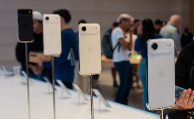 بعد صدمة آيفون آير تراجع جماعي عن الموبايلات الرفيعة جداً