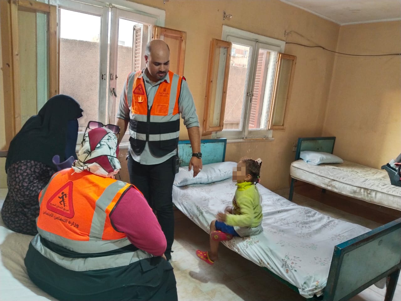 بعد مناشدة على فيسبوك فرق الإنقاذ تنقذ أسرة بلا بيت