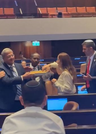 وزير الأمن الإسرائيلي يوزع الحلوى