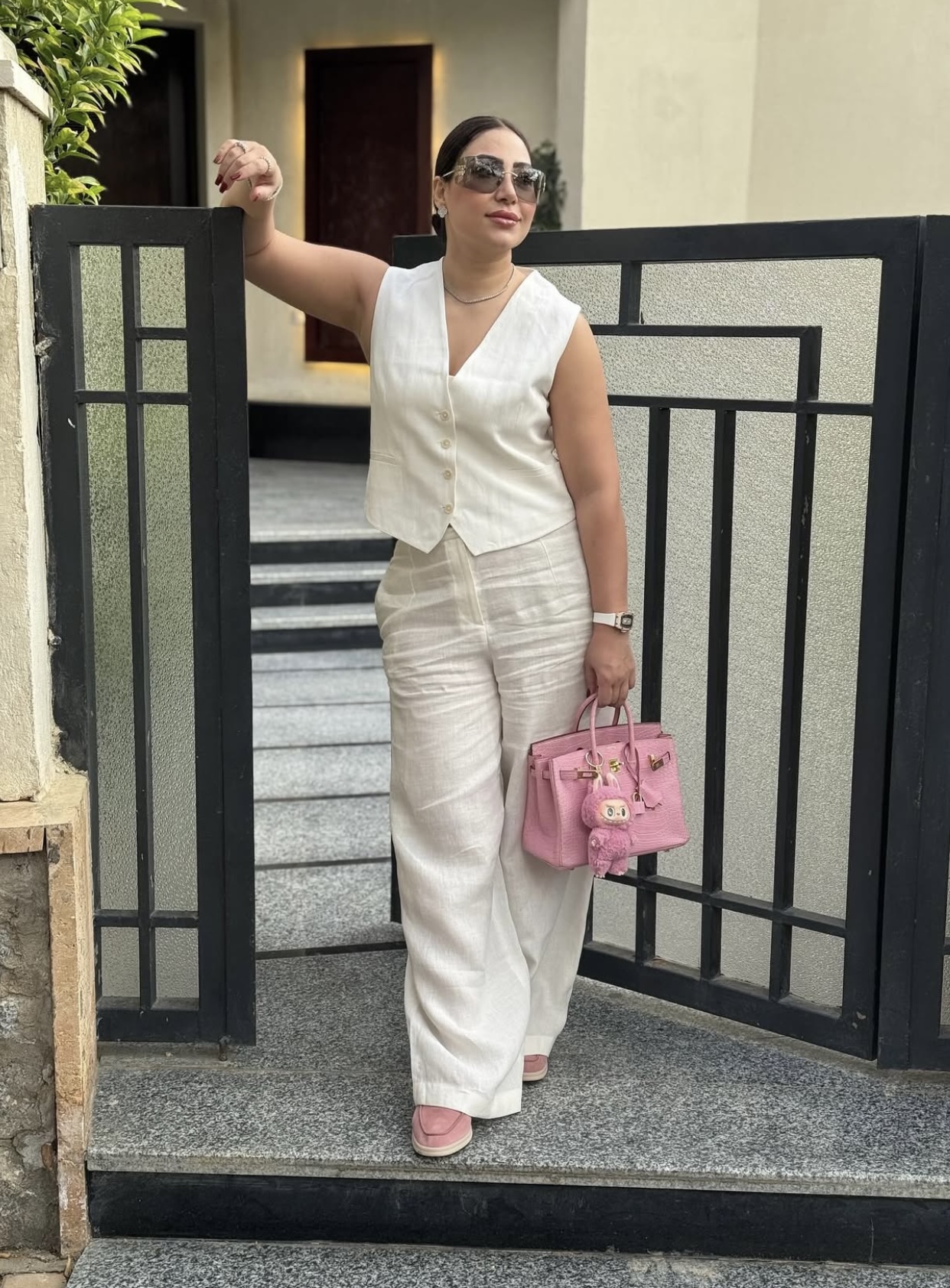 بوسي بتسرق الأنظار بإطلالة صيفية شيك باللون الأبيض