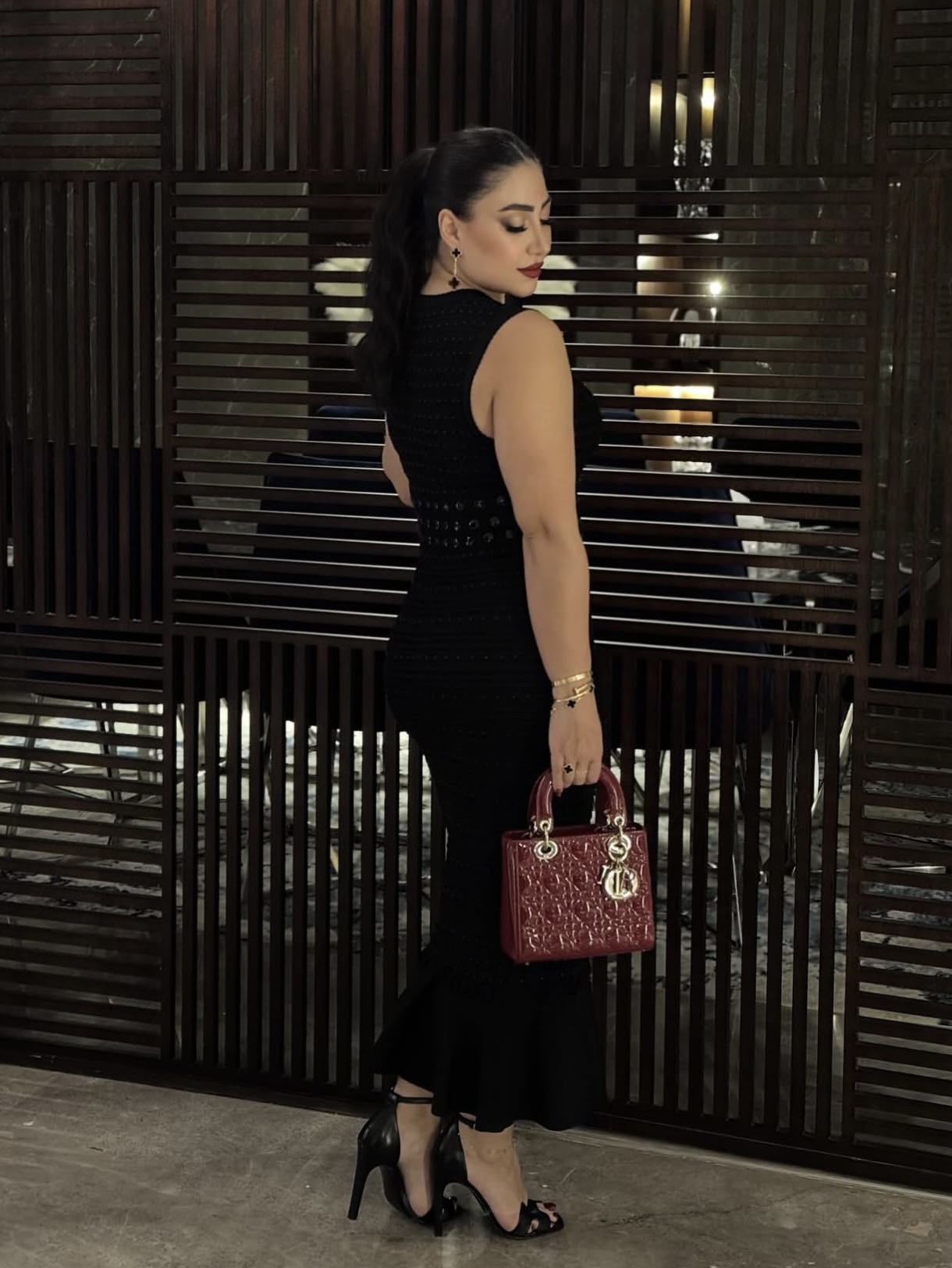 بوسي في أحدث إطلالة بفستان أسود شيك