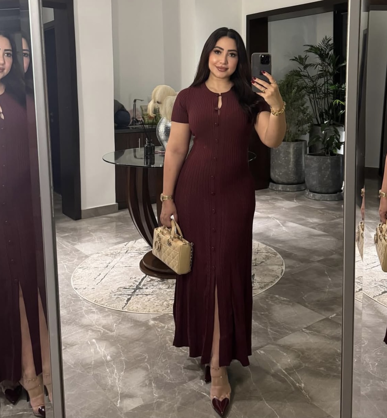 بوسي متألقة بفستان شيك لون نبيتي