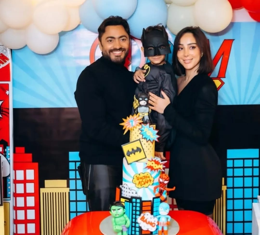 تامر حسني مع عائلته