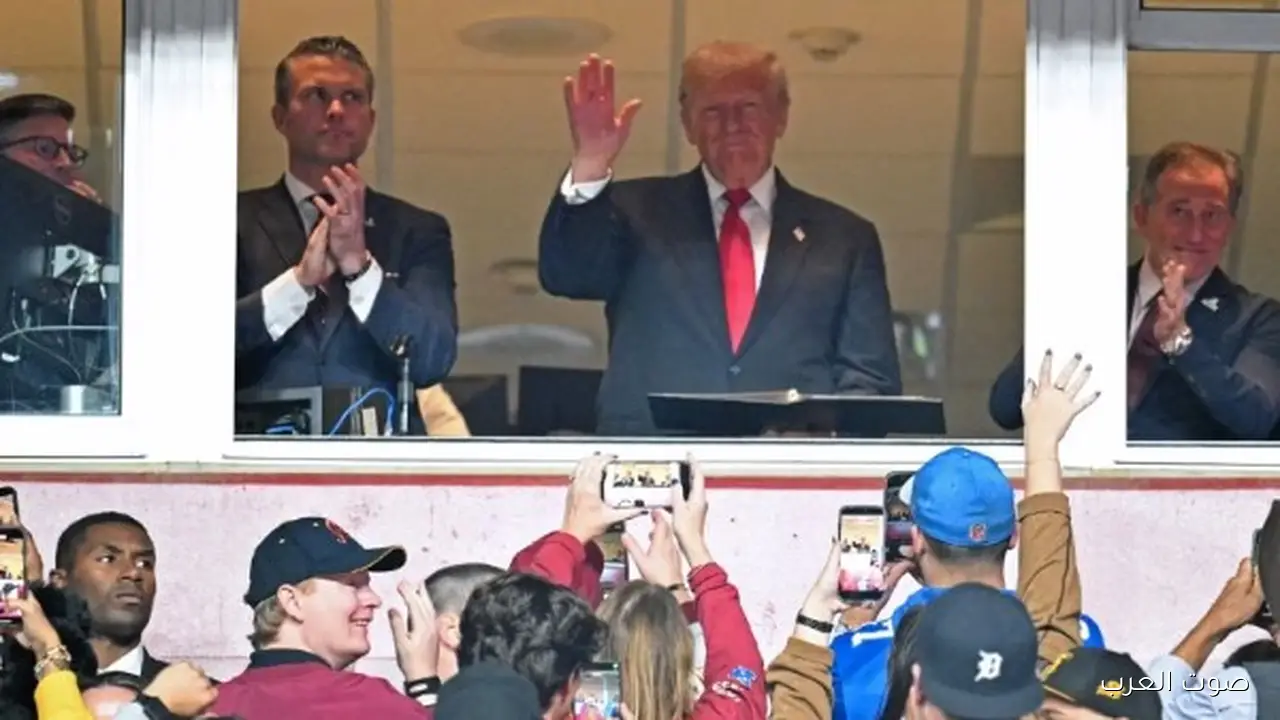 ترامب يدخل التاريخ بحضوره مباراة في الدوري الإنجليزي فيديو