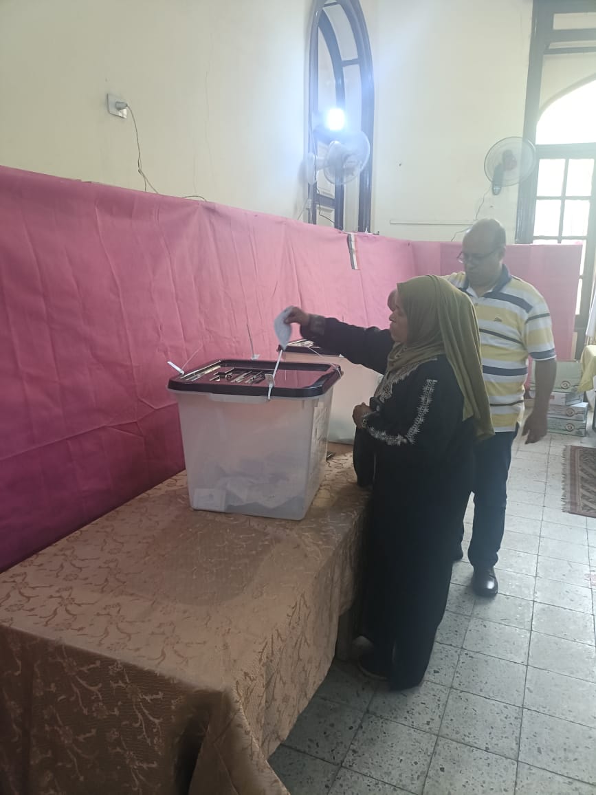 تزايد عدد الكبار في السن والستات في لجان الاقتراع صور