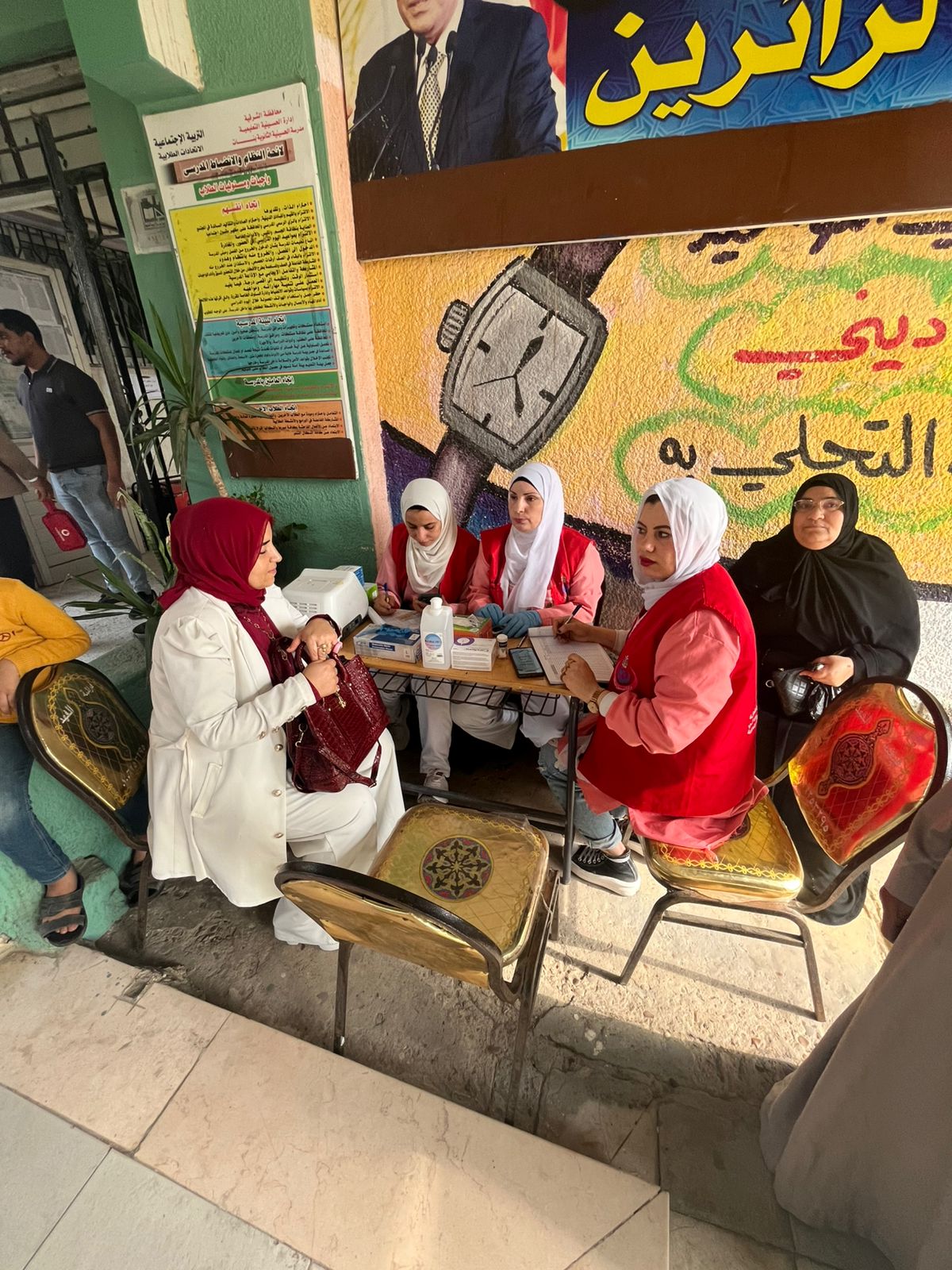 تقديم خدمات طبية مجانية للناخبين قدام لجان انتخابات النواب في